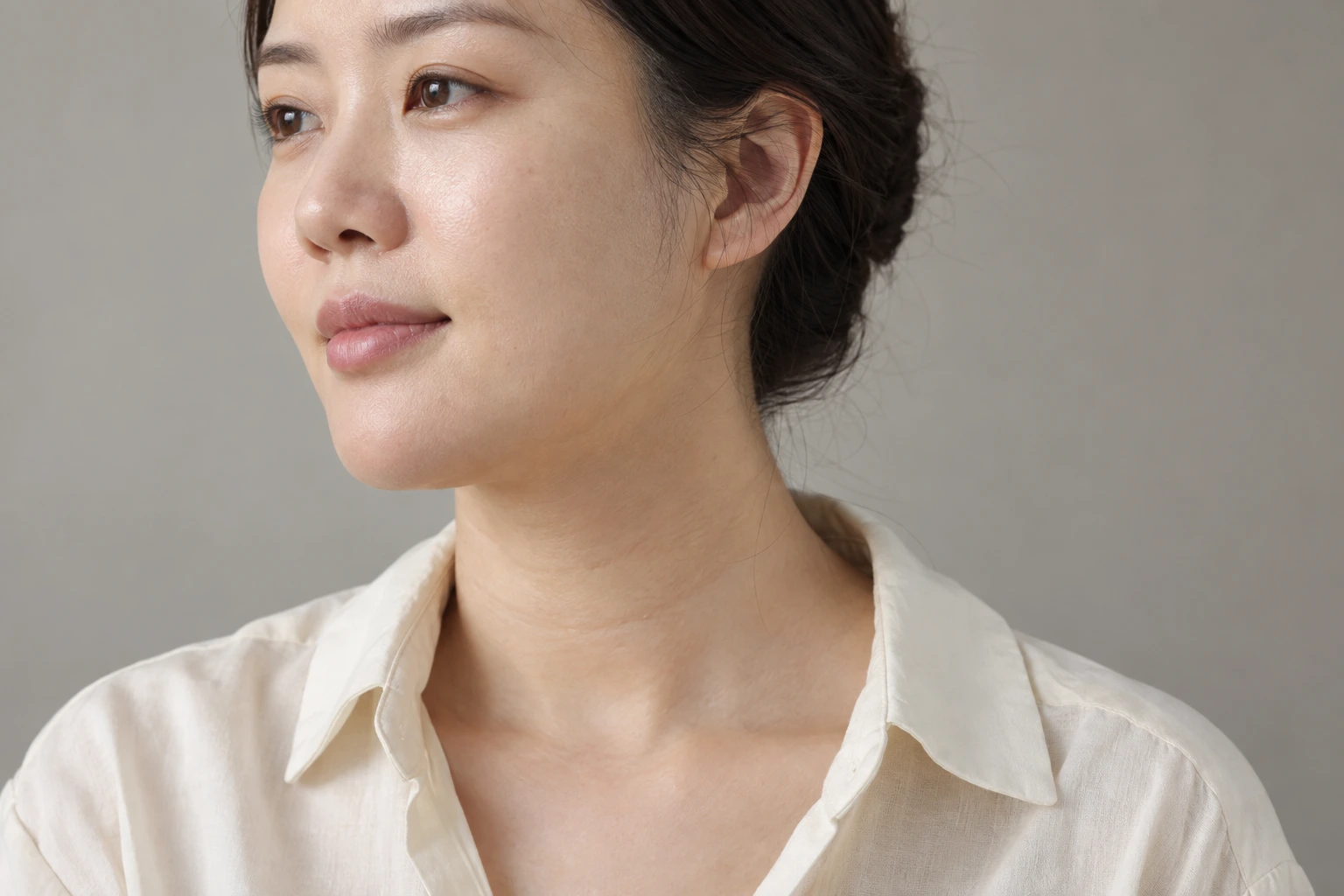 편안한 자세에서 목의 가로 피부 주름을 보여주는 30대 가상 인물